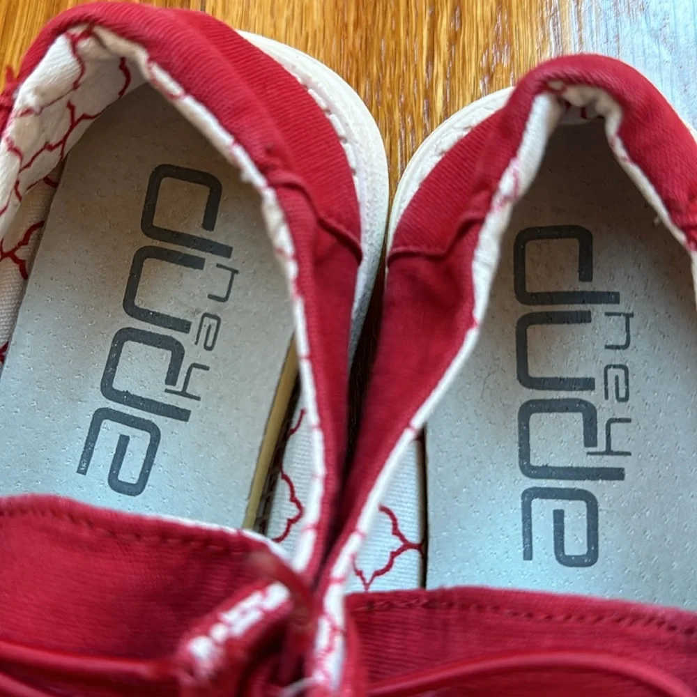 Kids hey dude, Wendy youth size 11 youth red and white slip on loafer unisex